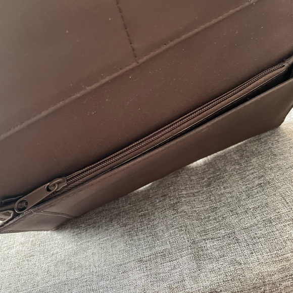 Relic Trifold Wallet in Distressed Brown ✨ - Picture 6 of 6